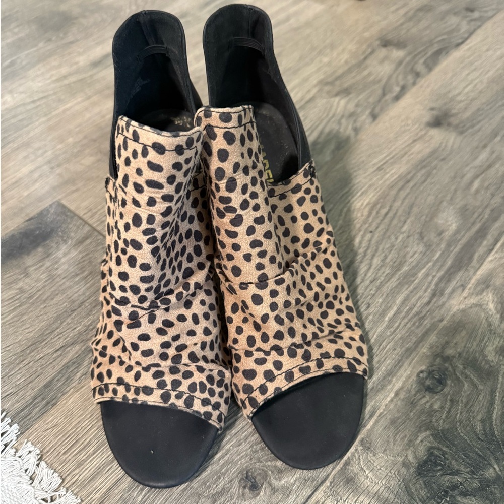 Madeline Leopard Print Open-Toe Mules - Tan & Black